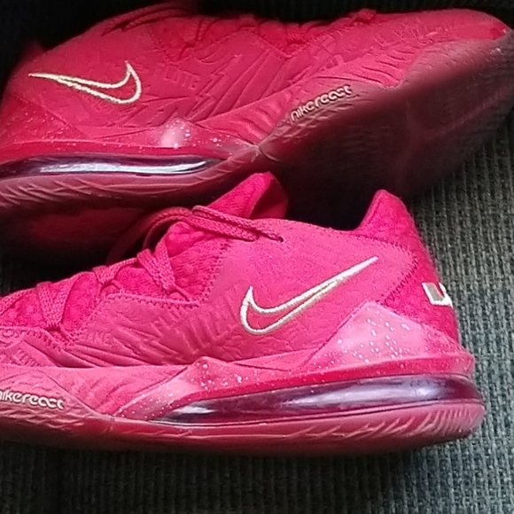 Lebron XVII Low PH / Red and Metallic Gold - Picture 11 of 12